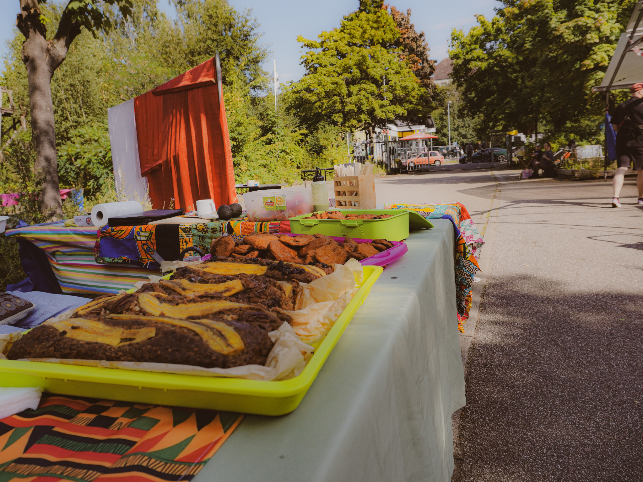 Buntes Essensangebot auf dem Sommerfest