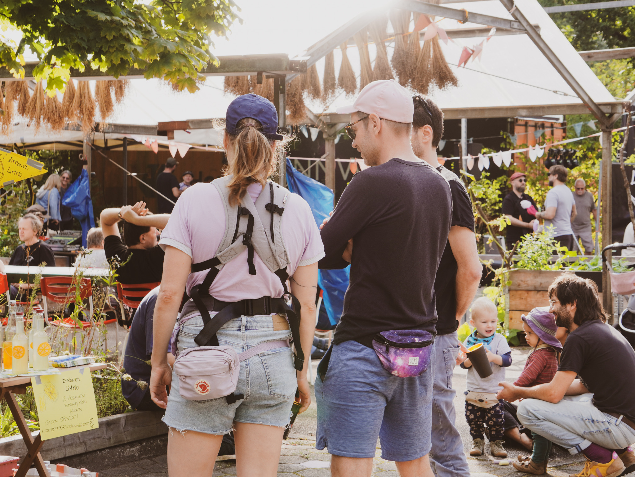 Menschen begegnen sich auf dem Sommerfest in den Zinnwerken