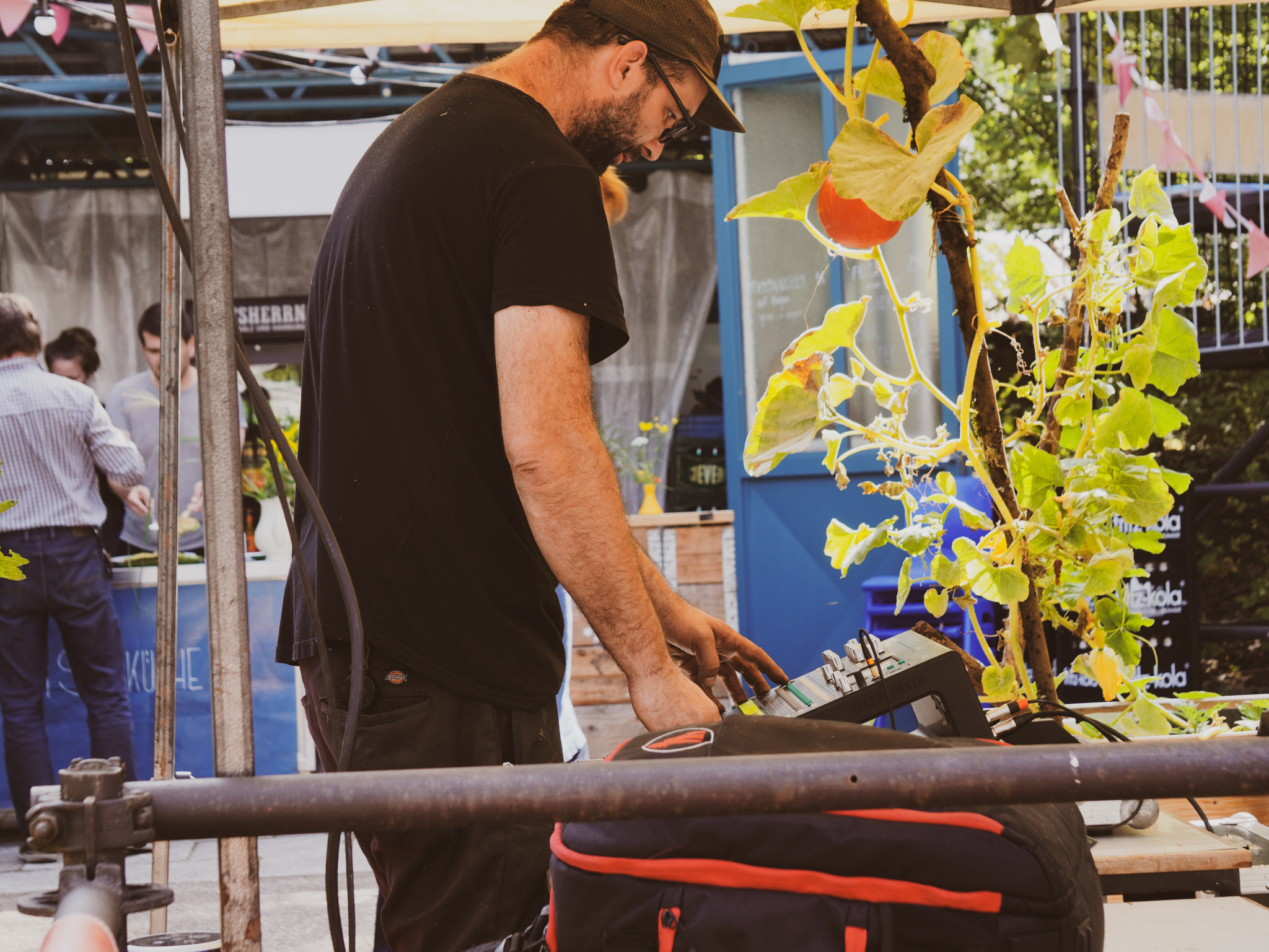 Techniker betreut die Veranstaltungstechnik